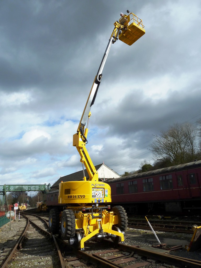 意大利聚力Genex铁路轨道两用高空作业平台