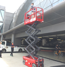 剪叉自行走高空作业车运用案例