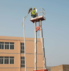 电动升降机正在进行高空作业