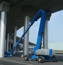 电动升降机正在进行高空作业