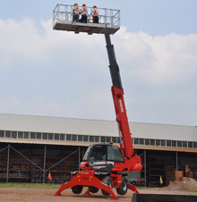 电动升降机正在进行高空作业