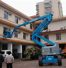 曲臂自行走高空作业车运用案例