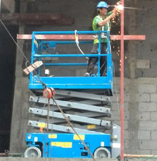 电动升降机正在进行高空作业